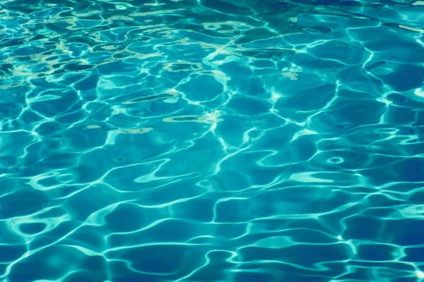 スイミングプールの水の太陽の反射背景 リップル水 — ストック写真