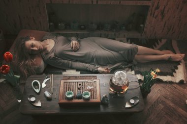 Genç, güzel sarışın kadın. 