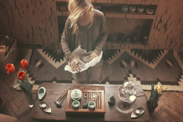 Mulher se preparando para a cerimônia do chá — Fotografia de Stock