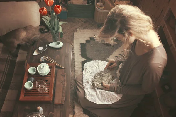 Mulher tomando chá — Fotografia de Stock