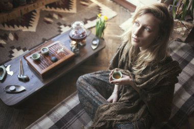 Genç, güzel sarışın kadın. 