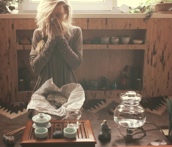 Žena vonící čaj — Stock fotografie