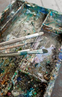 kirli kutusunda Boya fırçaları 