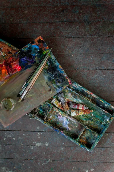 Пензлі фарби в брудній коробці — стокове фото
