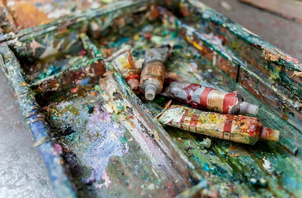Scatola sporca in schizzi di vernice — Foto Stock