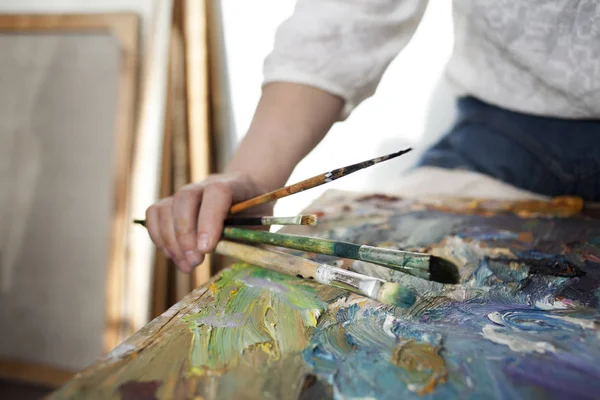 Artista segurando pincéis de pintura — Fotografia de Stock