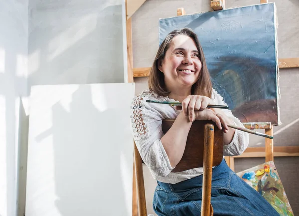 Artista mulher no estúdio — Fotografia de Stock