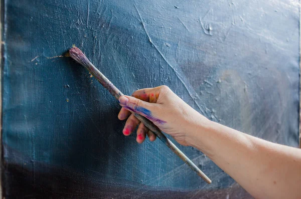 Mujer artista pintura cuadro — Foto de Stock