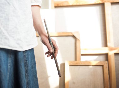 boya fırçası tutan kadın sanatçı