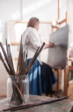 kadın sanatçı Studio