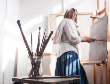 kadın sanatçı Studio