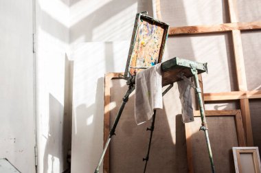 sanatsal Studio boya kutusuyla