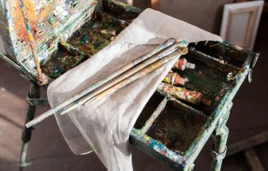 Sanatçı araçları yakın çekim