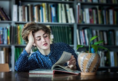 kitap ile güzel genç kız