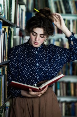 Öğrenci kız Kitaplığı'nda