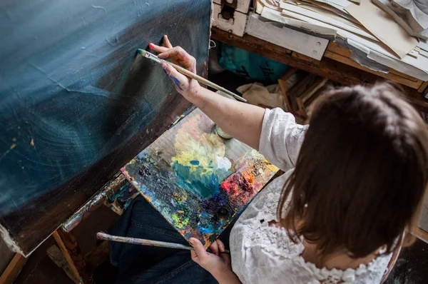 Mujer artista en proceso creativo — Foto de Stock