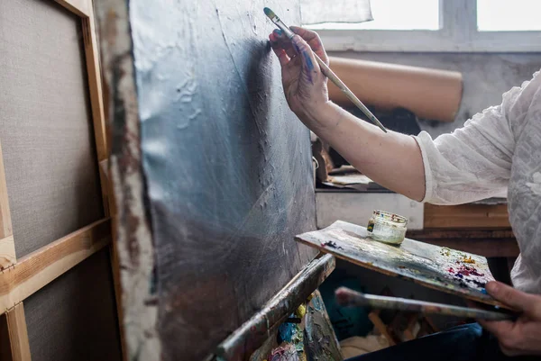 Mujer artista en proceso creativo — Foto de Stock