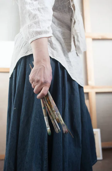 Mujer artista sosteniendo pinceles —  Fotos de Stock