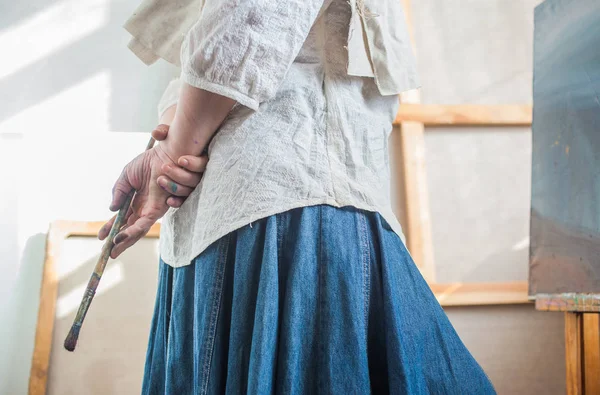 Woman artist holding paint brush — Stock Photo, Image