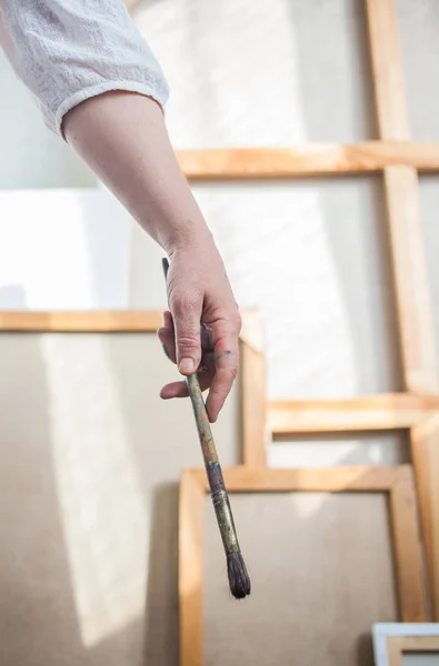 Mulher artista segurando pincel de pintura — Fotografia de Stock