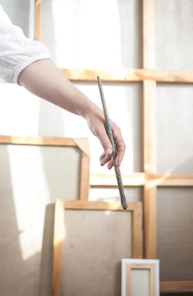 Mulher artista segurando pincel de pintura — Fotografia de Stock