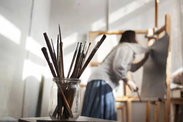 Femme artiste en studio — Photo