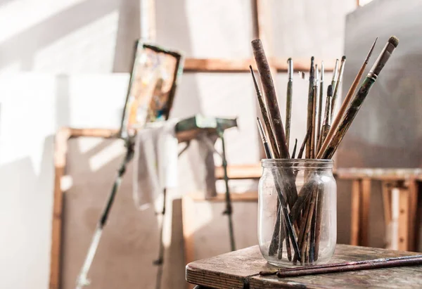 Caja con pinturas en estudio artístico — Foto de Stock