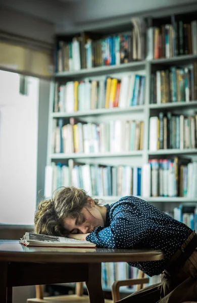 güzel genç kız Kitaplığı'nda 