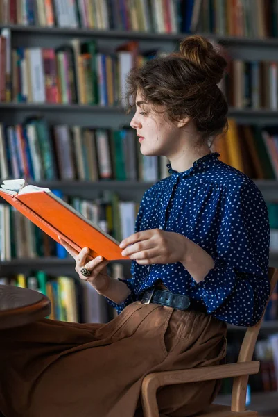 kitap ile güzel genç kız