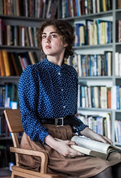 Dziewczyna student w bibliotece — Zdjęcie stockowe