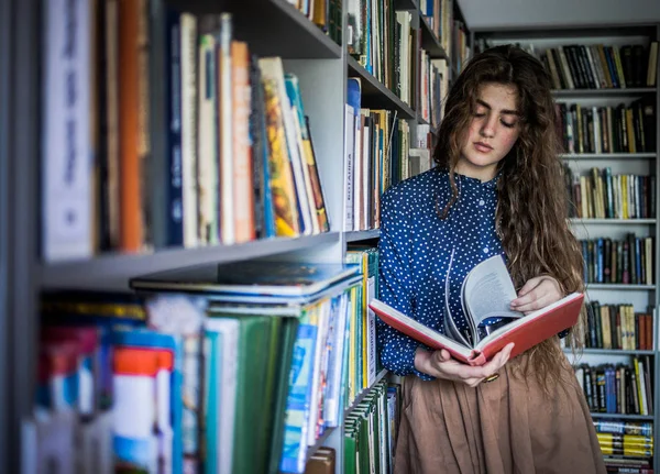 Студентка в библиотеке — стоковое фото