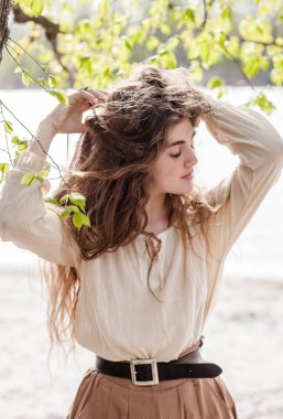 uzun saçlı genç güzel kız