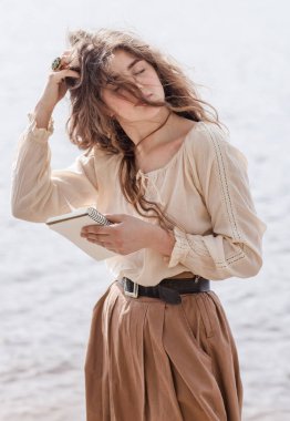 Not defterinde yazılı güzel kız