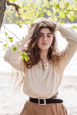 uzun saçlı genç güzel kız