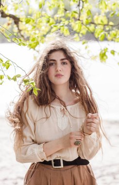 uzun saçlı genç güzel kız