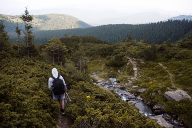 Genç adam uzun yürüyüşe çıkan kimse