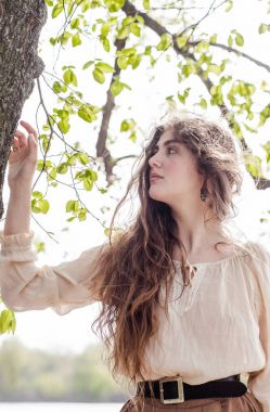 uzun saçlı genç güzel kız