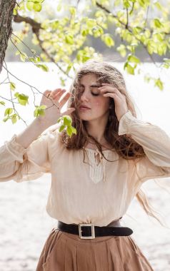 uzun saçlı genç güzel kız