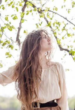 uzun saçlı genç güzel kız