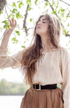 uzun saçlı genç güzel kız