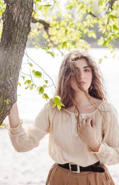 uzun saçlı genç güzel kız