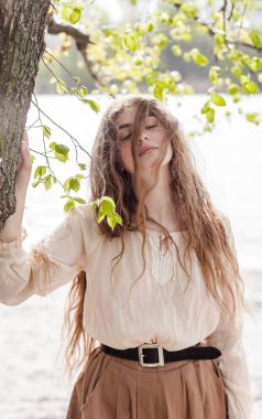 uzun saçlı genç güzel kız