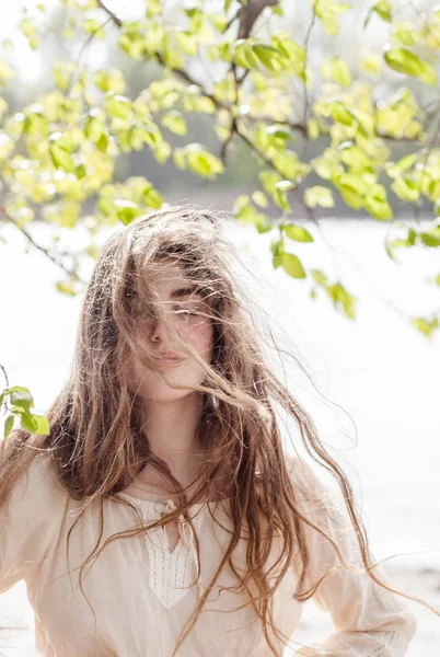 uzun saçlı genç güzel kız