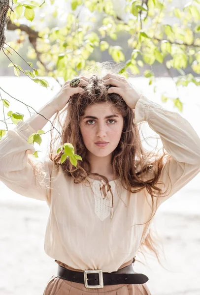 uzun saçlı genç güzel kız