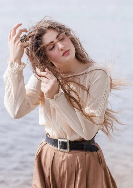 Güzel genç kız. 