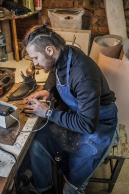 Erkek ayakkabıcı çalışıyor. 