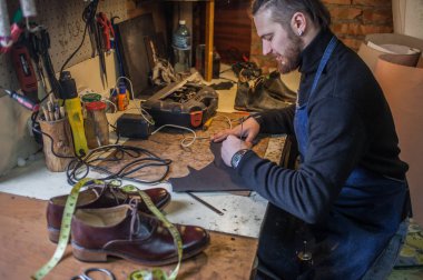 Erkek ayakkabıcı çalışıyor. 