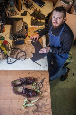 Erkek ayakkabıcı çalışıyor. 