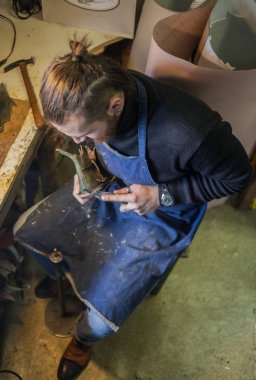 Erkek ayakkabıcı çalışıyor. 