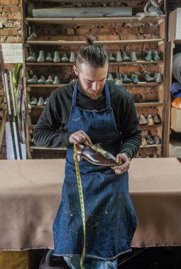 Erkek ayakkabıcı çalışıyor. 